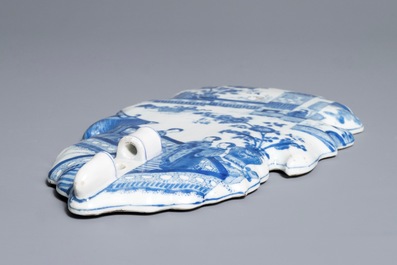 Une rare applique murale en porcelaine de Chine bleu et blanc, Kangxi